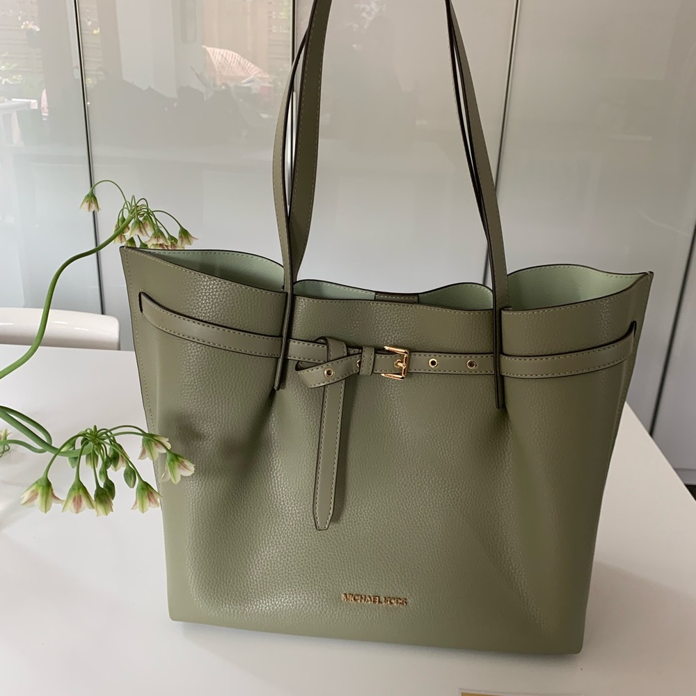 Michael Kors Emilia LARGE PEBBLED TOTE
• Fits 13” laptop